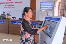 人们在宁平省春红乡公共行政服务中心办理行政手续。图自越通社
