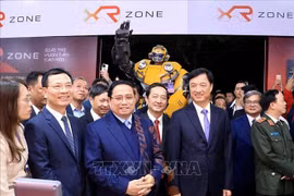 越南政府总理范明政参观科技创业节期间举行的产品展示区。图自越通社