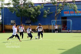 宁平省海春中学学生在课间踢足球。图自越通社