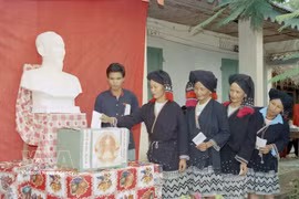 和平省少数民族同胞参加于1997年7月20日举行的第十届国会代表选举。图自越通社