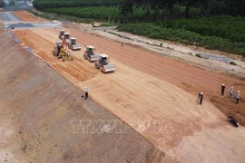 边和-头顿高速公路施工现场。图自越通社