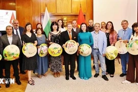 越南驻保加利亚大使阮氏明月与保加利亚记者合影。图自越通社