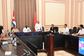 7月21日，古巴人民政权全国代表大会（国会）主席埃斯特万·拉索·埃尔南德斯主持了由越南国会捐赠的信息与技术设备接收仪式。图自越通社