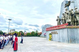 海外越南青年和大学生缅怀胡志明主席和英雄烈士。图自越通社