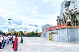 海外越南青年和大学生缅怀胡志明主席和英雄烈士。图自越通社