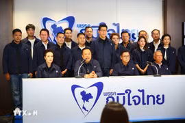 泰国自豪党领袖阿努廷·查恩维拉库尔（前排左二）在曼谷举行的新闻发布会上，公布了泰国国会选举的初步计票结果。图自新华社/越通社