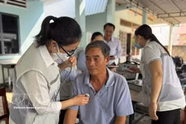 居民区连续健康服务医疗队为民众进行检查。图自越通社