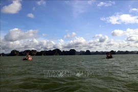 参与下龙湾海域的搜救工作的广宁省公安消防救援局的船只。图自越通社