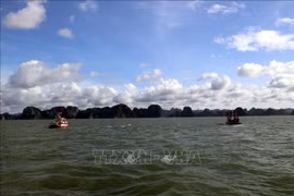 参与下龙湾海域的搜救工作的广宁省公安消防救援局的船只。图自越通社