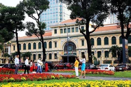 胡志明市邮局前的花园。图自越通社