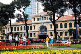 胡志明市邮局前的花园。图自越通社