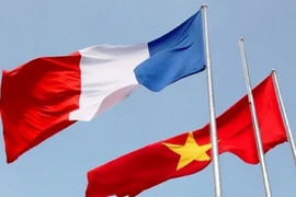 越法两国国旗。