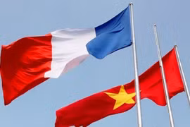 越法两国国旗。