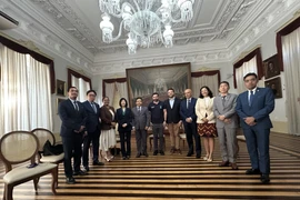 东盟驻巴西使节代表团与贝伦市市长伊戈尔·诺曼多合影。图自越通社