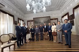 东盟驻巴西使节代表团与贝伦市市长伊戈尔·诺曼多合影。图自越通社