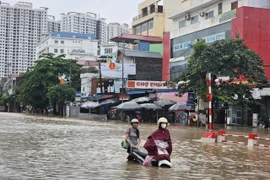 受台风环流影响，河内市多地发生洪涝灾害。图自越通社