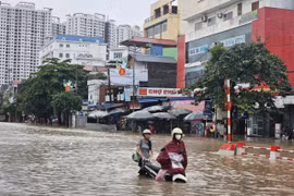 受台风环流影响，河内市多地发生洪涝灾害。图自越通社
