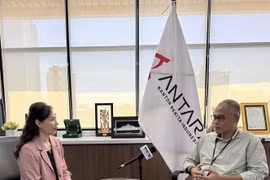 印度尼西亚安塔拉通讯社（ANTARA）新闻总监伊尔凡·朱奈迪接受越通社驻雅加达记者的采访。图自越通社