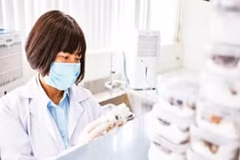 DNA检测中心的下一代基因测序研究。图自《人民报》