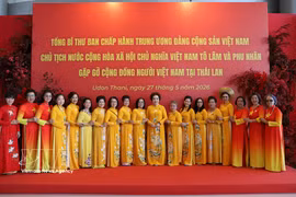 旅泰侨胞在VT Nam Nueng中心等候苏林总书记、国家主席时合影留念。图自越通社 