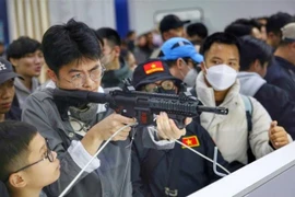 越南国际防务展射击模拟体验系统给公众带来全新感受。图自越通社