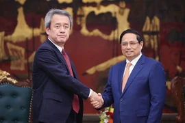 范明政（右）会见日本丸红株式会社社长大本正行。图自越通社