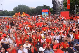 来自全国各地的大批民众从一大早就赶到现场，希望能占到视野良好的位置，方便观赏。图自越通社