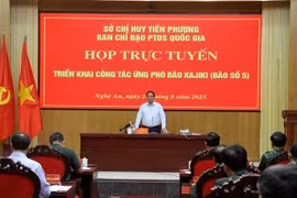 越共中央政治局委员、政府总理范明政主持会议。图自越通社