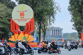 胡志明主席陵前一个大型的庆建党宣传标识。图自越通社