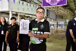 泰国选举委员会秘书长视察曼谷邦卡皮区提前投票的准备工作。图自泰国选举委员会