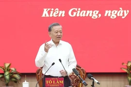 越共中央总书记苏林率中央工作代表团与坚江省委常务委员会和安江省委常委召开会议。图自越通社