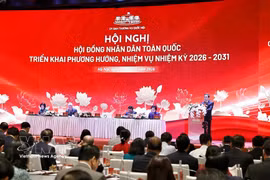 越共中央政治局委员、国会主席陈青敏在会议上发表讲话。图自越通社