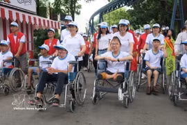 许多残疾人自强不息、融入社区，成为生活中的榜样，在社会各个领域得到认可和赞誉。图自越通社