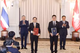 越共中央总书记、国家主席苏林与泰国总理阿努廷·查恩维拉军共同见证《2026-2031年落实越泰全面战略伙伴关系行动计划》文件的交换。图自越通社