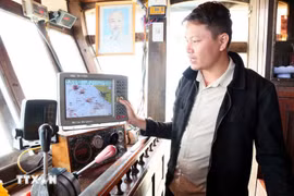 渔民主动安装航行辅助设备，以应对海上可能出现的VMS系统连接问题。图自越通社