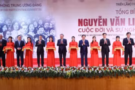 越共中央总书记苏林出席展览开幕式并为展览剪彩。图自越通社