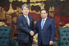 越南总理范明政（右）与日本国际协力银行（JBIC）董事长前田匡史。图自越通社