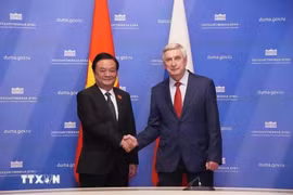 越南国会副主席黎明与俄罗斯国家杜马（议会下院）第一副主席伊万·梅利尼科夫。图自越通社