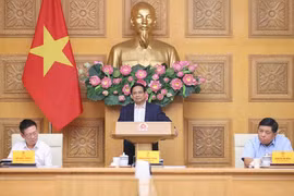 越南政府总理范明政与政策咨询委员会召开会议，重点讨论稳定宏观经济大盘。图自越通社