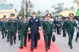 越南国防部长潘文江和中国国防部长董军3月18日视察茶古边防哨所。图自越通社