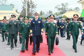 越南国防部长潘文江和中国国防部长董军3月18日视察茶古边防哨所。图自越通社