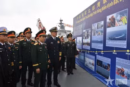 两位部长参观两国海军联合巡逻图片展。图自《人民军报》