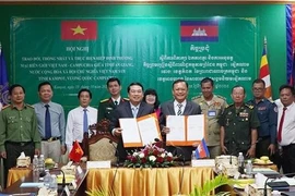 安江省人民委员会副主席黎忠胡与柬埔寨贡布省专项委员会签署了2025-2026年继续开展烈士遗骸收迁工作的合作备忘录。图自越通社