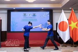 日本越武道女学员演示如何防御攻击方式。图自越通社