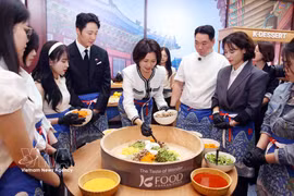 金惠京夫人参观体验“辣椒酱黄油拌饭”。图自越通社