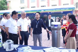 在2025年世界知识产权日之际，与会代表参观了水利大学的“科技与创新产品”展区。图自《新河内报》