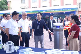 在2025年世界知识产权日之际，与会代表参观了水利大学的“科技与创新产品”展区。图自《新河内报》