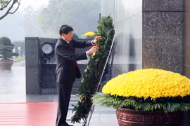 老挝人民革命党中央委员会总书记、国家主席通伦·西苏里瞻仰胡志明主席陵。图自越通社