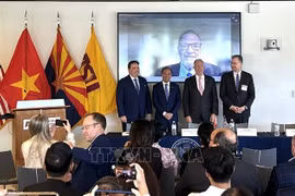 越南驻美国大使阮国勇与各位美国前驻越南大使。图自越通社
