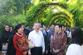 苏林总书记和夫人参观新加坡植物园。图自越通社